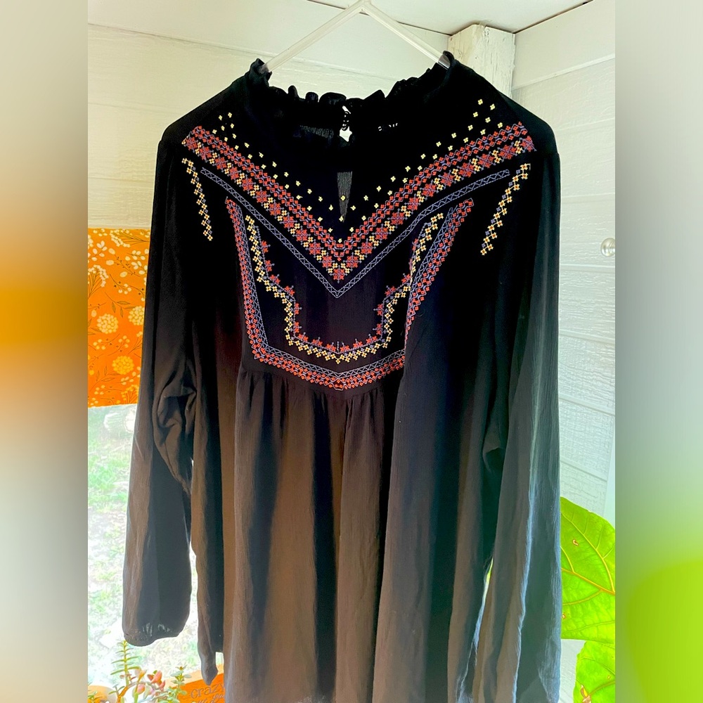 Torrid crinkle gauze embroidered top size 3